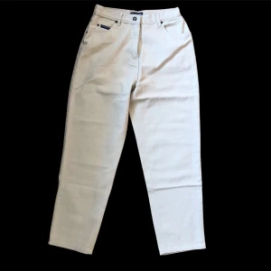 Beiga byxor  - Beiga byxor i beige. Storlek 40. Sitter på mig som är S/M lite baggy 