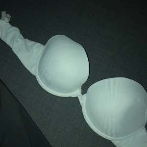 Vit bh med ribbat tyg  - Väl använd men kan användas som vanligt