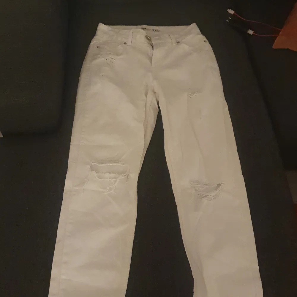 Vita Jeans helt nya fast oanvända eftersom den är för liten för mig . Jeans & Byxor.