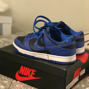 Dunks Hyper combat  - Dunk Hyper combat   Säljer nu mina skor pga för små.   Storlek: 44,5   Cond: 8,5/10  