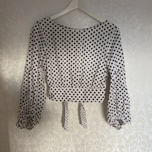 Prickig topp Stl M - Prickig topp med balong ärm Stl M  Hund finns i hemmet