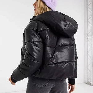 Svart puffer jacka - Detta är en snygg kort svart puffer jacka från Monki. Köpte för 599kr för något år sedan men har en ny vinterjacka nu så det är därför jag säljer. Kom privat för mer bilder.