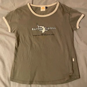 T-shirt  - Grön T-shirt med tryck, står XL i men sitter som en S