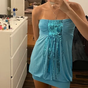 Blå klänning - Blå, söt klänning som inte kommer till någon användning 💞