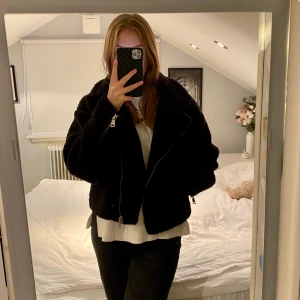 Teddyjacka - Jättefin Teddyjacka. Köpt förra året säljer då jag har lite för många vinter jackor. Slutsåld på NA-KD hemsida. Nypris 990kr. 