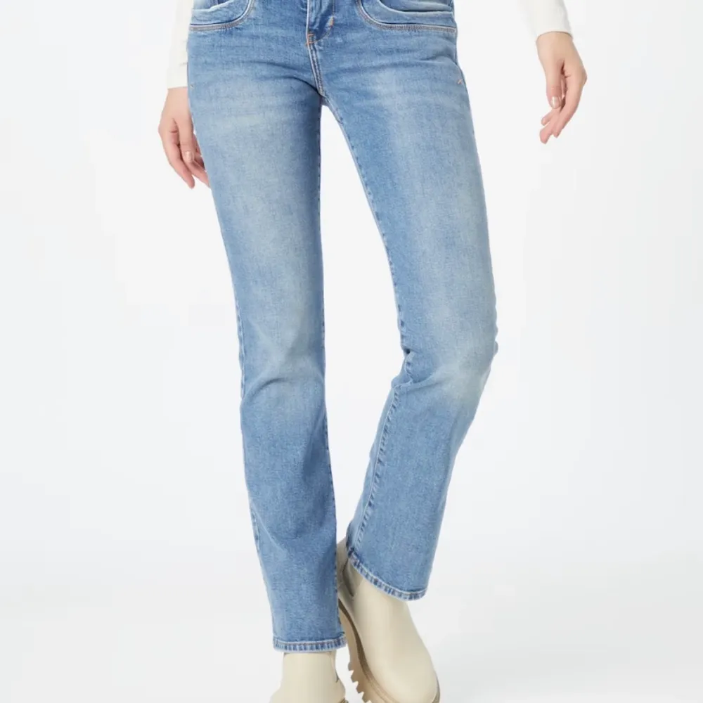Jag säljer dessa lågmidjade populära ljusblåa ltb jeans i storlek 24/32. De är använda en gång och säljer för de är lite för små i midjan. Orginal pris var 725kr och säljer de för 550kr inklusive frakt💕. Jeans & Byxor.