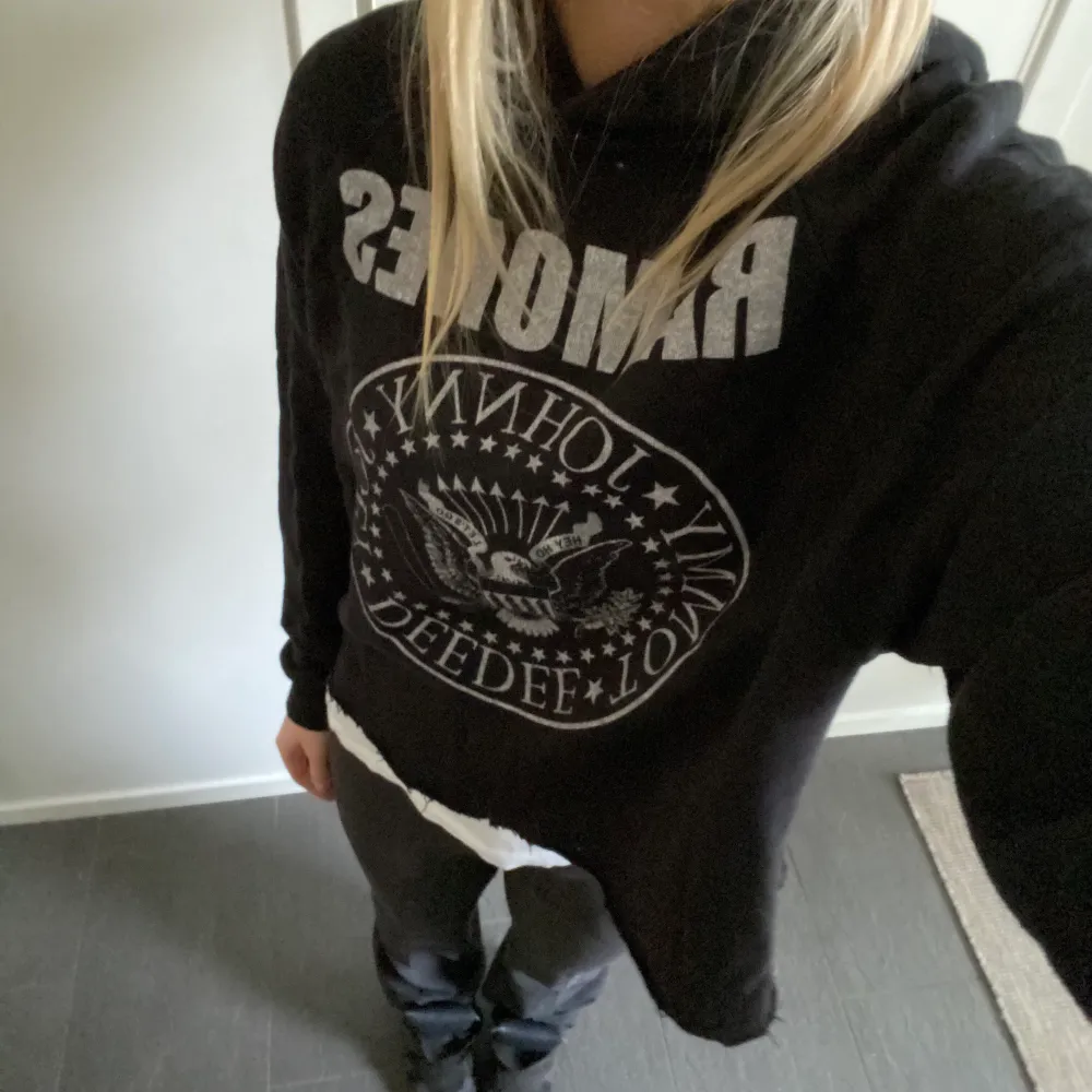 Så cool limited edition Ramones x Pull and Bear hoodie. Väldigt skön o snygg passform.❤️. Hoodies.