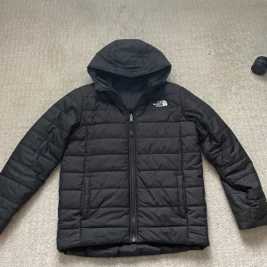 The North Face jacka  - Säljer nu min The North Face jacka som är i otroligt bra skick och den har inga hål eller liknande, skick 9/10. Det är en modell som man kan vända ut och in som ni ser på bilderna! Hör gärna av er om ni har frågor! 