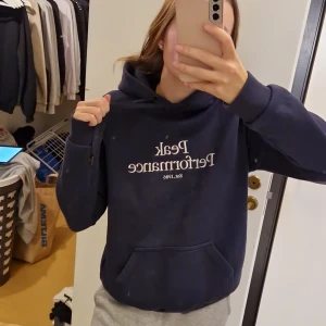 Peak performance  - Mörkblå peak performance hoodie storlek L (dam)