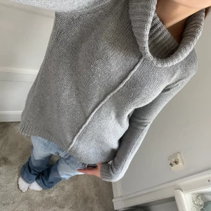 Polotröja!!! - Säljer denna så najs stickade tröja med polokrage!!! Storlek Xs så säljer för att den är lite för liten för mig som brukar ha M i stickade tröjor💕 