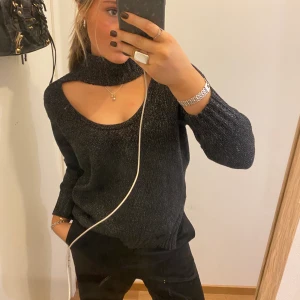 Glittrig stickad tröja  - Assnygg glittrig stickad tröja från Tiger of Sweden, andvänd 3 gånger