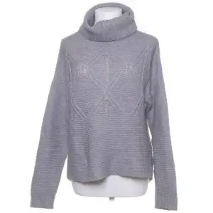 Säljer en fin stickad grå tröja från Lager157, i storlek xs❤️ skriv för mer info och fler bilder!