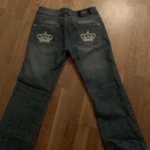 Victoria Beckham jenas - Victoria Beckham jenas i stolek 29. Helt oanvända, har helt änkelt alldrig kommit till användning men uppger fina!