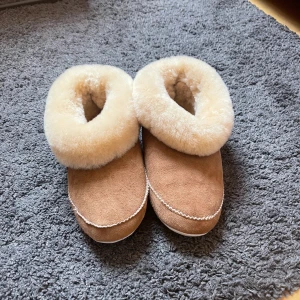 Shepherd tofflor - Helt nya oanvända fårskinns-tofflor från Shepherd i modellen Emmy. För små för mig så måste sälja. Nypris 900:-