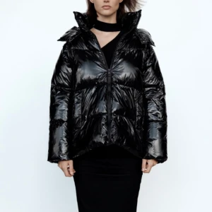 Zara jacka - Säljer min snygga vinterjacka från förra vintern. Väldigt skön men framförallt snygg! Använd fåtal gånger 🤍🤍🤍