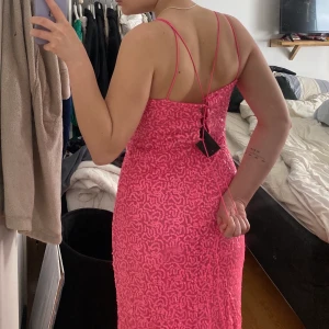 Min fina balklänning  - Fin rosa balklänning med slits. Den var perfekt längd för mig som är 172cm. Köptes för 950kr