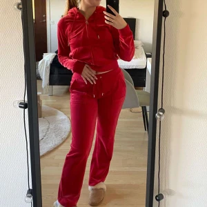 Juicy couture tracksuit - Hej säljer detta fina juicy couture sett den är i nyskick använd ett 4-5gånger finns inga defekter elr slitage hör av dig vid intresse😊