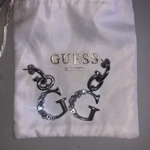 Balmain- 500kr helt ny. (Ord pris 1400kr) Gucci guilty parfumerie - 200kr testad  Örhängen Guess - 200kr nya