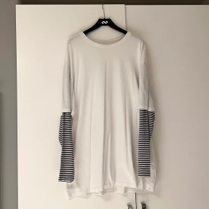 Oversized Tröja - Oversized tröja med randiga ärmar. Säljer då jag ej använder den längre! :) 