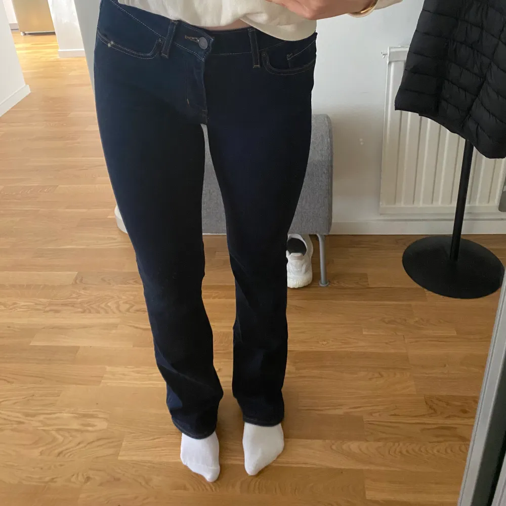Säljer ett par knappt använda Levis jeans i storlek 28. Modellen heter 715 Bootcut, nypris ca 1100kr💖  Hör av er vid frågor eller intresse💙  Rensat garderoben, så kika gärna på mina övriga annonser.😍. Jeans & Byxor.