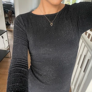 Glittrig klänning - Klänning från Ida Sjöstedt i storlek M men passar också mig som är en XS/S, stretchig🤍 TRYCK INTE PÅ KÖP NU!