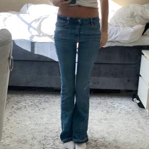 Lågmidjade jeans från Gina i en jätte fin blå färg💞storlek Xs men lite små i storleken! 