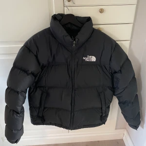 North face nuptse 1996 - Tjena! Säljer nu min jacka som endast användes förra vintern. Den är i storlek L och har inga som helst flaws.  Köptes för 3499 men tänker att 2000+frakt är ett rimligt pris för den🙌🏻