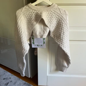 Stickade ärmar - Superfina stickade ärmar/bolero från hm. Storlek xs men skulle säga att den passar xs-m. Knappt använd.