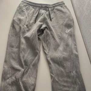 Gråa nike mjukisbyxor M - Jätte sköna och fina mjukisbyxor. Har växt ur dem så de behöver säljas. Är 182cm lång så om du är några centimeter kortare borde de passa. Dem ser bättre ut i lite oversize så om du normallt köper S tror jag dessa skulle sitta fint😁