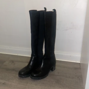 Skinn stövlar - Säljer mina supersnygga svarta skinnstövlar i storlek 38 passar året om och snygga till allt! Nyskick helt oanvända💕 Säljer pga. klacken är för hög för mig. Bra skick inge slitningar😊