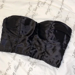 Topp 🖤 - Ny från Nelly storlek 34!