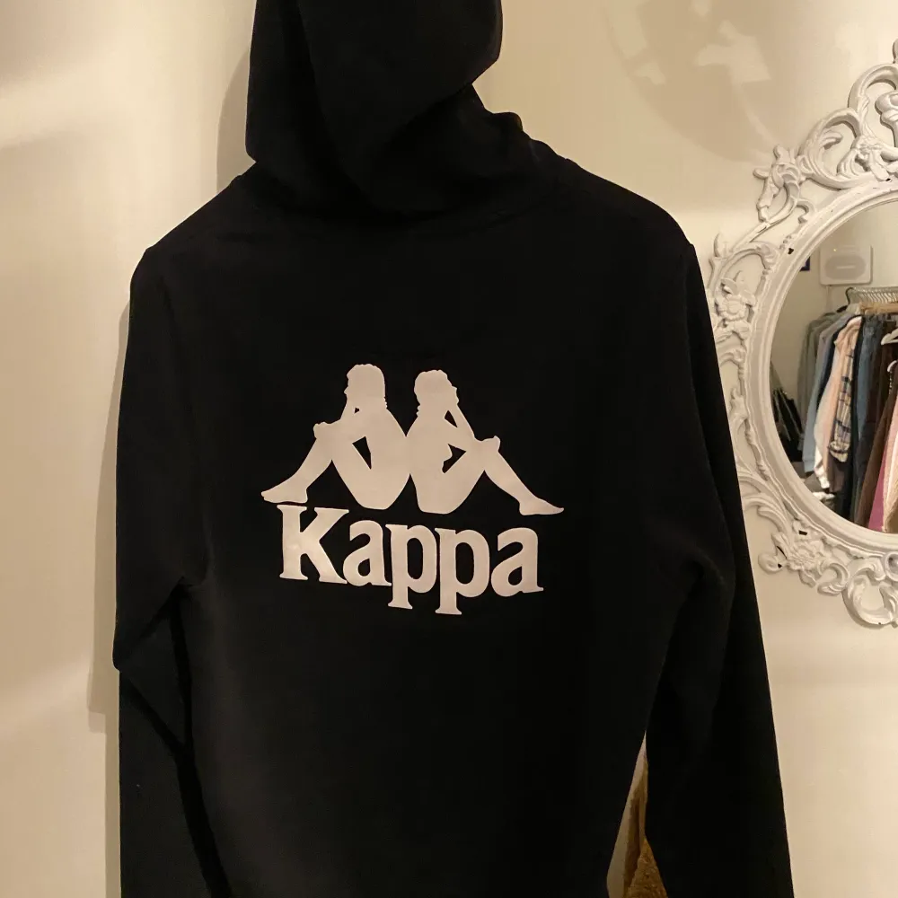 Säljer denna tröja med märket Kappa, köpt på Zalando. Storlek är Xs-s. Tröjor & Koftor.