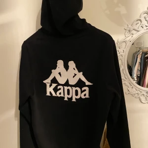 Kappa tröja  - Säljer denna tröja med märket Kappa, köpt på Zalando. Storlek är Xs-s