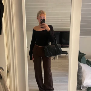 Bruna kostymbyxor  - Säljer mina fina bruna kostymbyxor i strl S. Dem är från Venderbys. Fint skick bara att dem är lite noppriga längst ned men inte något som syns så mycket.