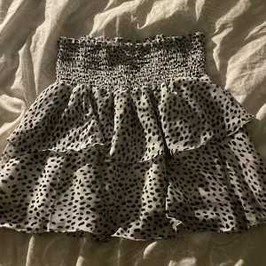 prickig Chelsea kjol - Jätte söt vit kjol med svarta prickar på! 