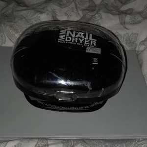 Batteri driven nail dryer - nail dryer används till torka nagelak gelé och akryl men också övriga saker på så fins det lock där man kan bevara sina små saker produkten är med batteri driven