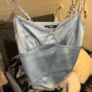 Spetslinne - Spetslinne i silkesmaterial från bikbok i storlek s. Endast använd en gång så fint skick :) 