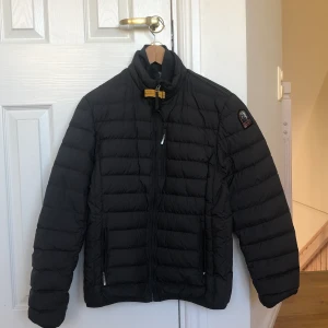 Parajumper lightweight  - Väldigt bra skick köpt för 4000kr storlek M