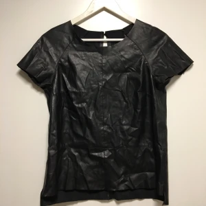 T-shirt i skinnimitiation  - T-shirt i skinnimitiation storlek 36, använd men i fint skick! 