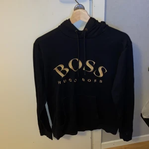Hugo boss hoddie - Svart boss hoddie med guld text, storlek S säljer den då den har blivit för liten, riktigt bra skick pris kan diskuteras 