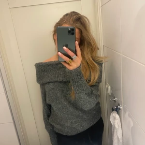 Hm offshoulder tröja  - Så fin tröja från hm som är slutsåld, perfekt höst tröja! Lappen är kvar och endast testad 🫶🫶