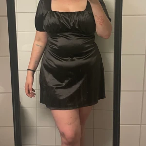 Little black dress - !kontakta mig vid intresse av köp!  snygg, sexig miniklänning från h&m. Bra skick och är tro till storlek.