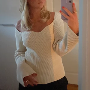 Hm ribbstickad topp - Är osäker så vill bara kolla om det finns någon intresserad. Den är i Storlek M och använd 2 gånger 💘