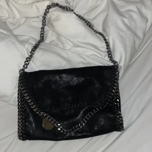 Väska - Super snygg stella mccartney liknande väska, säljer pga har ej användning för den länge. i bra skick!❤️ Köp direkt för 200kr + 66kr frakt!
