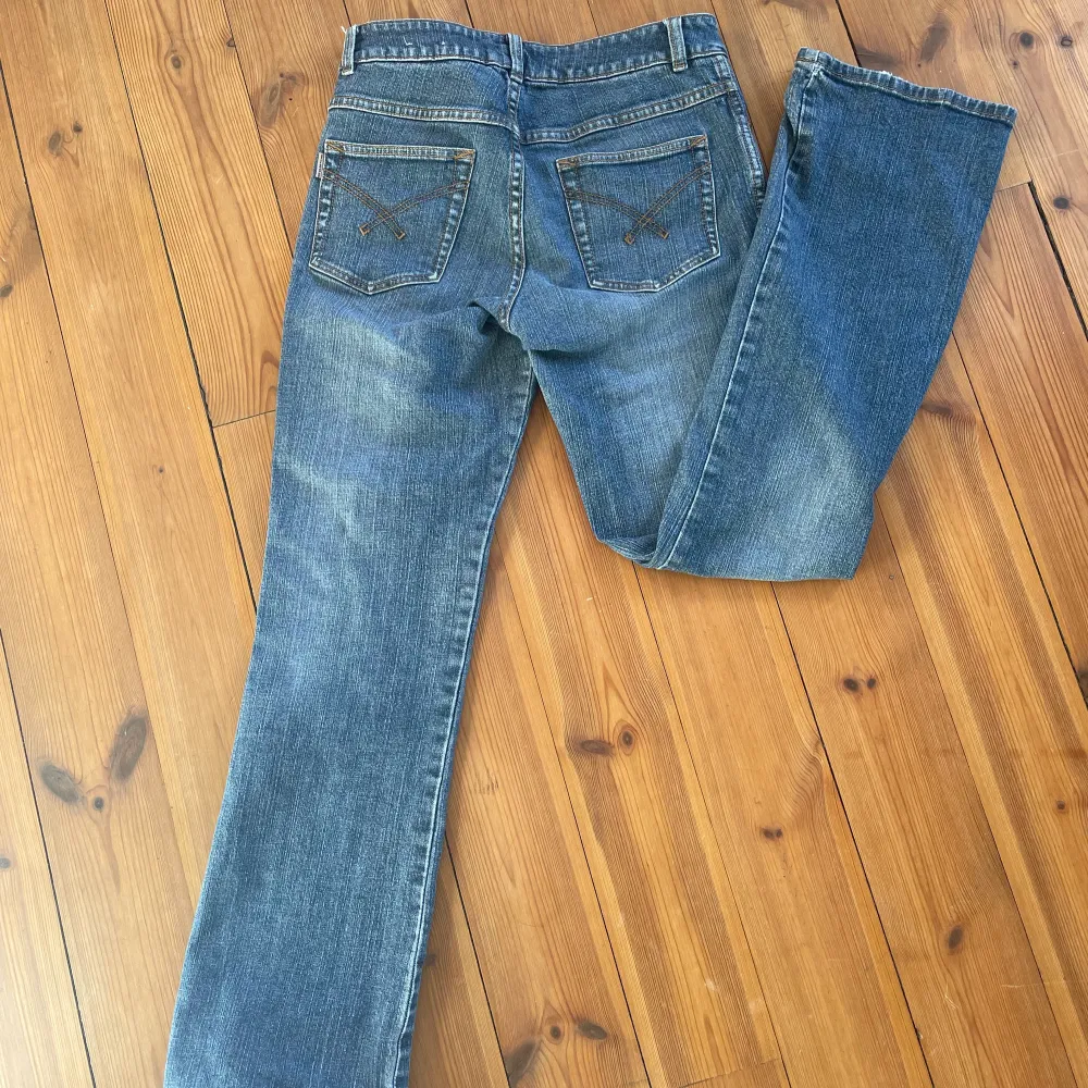 jättesköna jeans från flash, innerbenslängd är 83 cm och midja ca 76-80 då de är lite stretchiga💕. Jeans & Byxor.