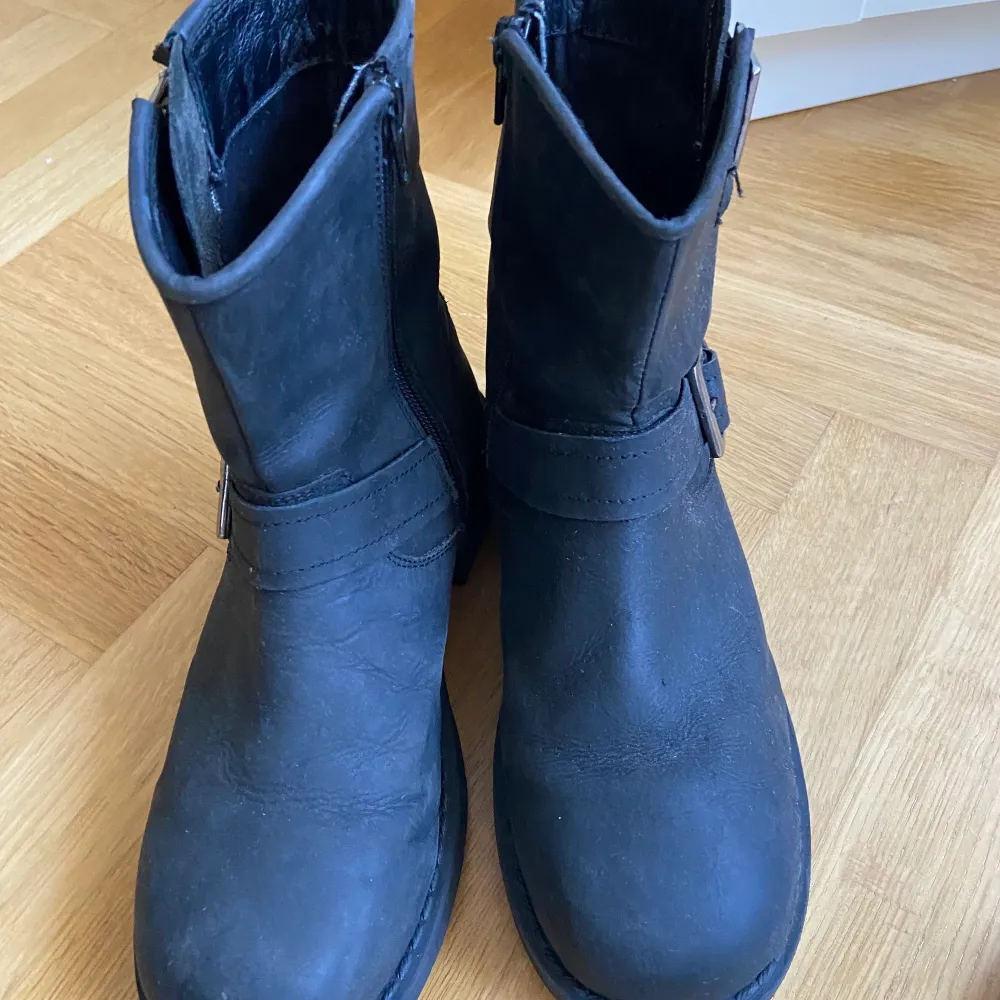 Boots/ kängor strl 38  Äkta läder  Använda 3 gånger . Bud från 400kr plus  tillkommer frakt  . Skor.