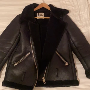 Pilotjacka  - säljer min skinnjacka med päls i jätte bra skick, priset kan diskuteras 