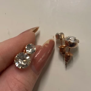 Örhängen  - 🫶🏼Två par jättefina örhängen. Guldiga.  Aldrig använda, säljer pga att de inte är allergivänliga och jag är väldigt känslig.  📖 Fraktas eller möts upp i Vänersborg ❤️ Om varan ska fraktas kan videobevis självklart ordnas.