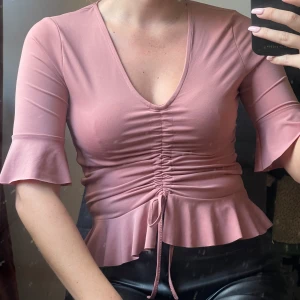 Rosa topp  - Topp från Gina Tricot, använd fåtal gånger. Skönt material och stretchig