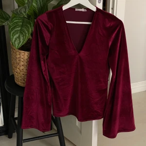 tröja - superfin velvettröja, perfekt till jul som snart är här❣️färgen är svår att visa, mest likt på bild 1. fraktpris in diskuteras 